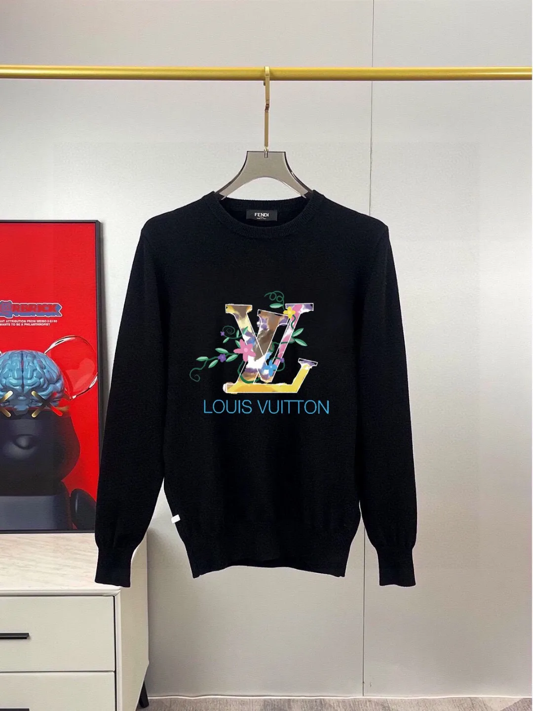 🅿️240 【Lv Louis Vuitton】Autumn and winter classic round neck pullover sweater, in full condition! ! ! Wool blended fabric, the latest model in 2025, golden ratio! ! Slim-fitting soft gold, versatile and practical item, the combination and practicality are extremely powerful, simple and elegant, and classy! To create your own style, it is highly recommended to buy it in two colors. The standard slim fit tailoring process is suitable for both young and old men. It is knitted from wool and will not cause any discomfort! While keeping warm, it is stylish, textured and wearable, and the classic logo with contrasting colors on the chest feels in place! ! Recommended for regular customers! ! Size M-3XL (maximum wear: 190 pounds)